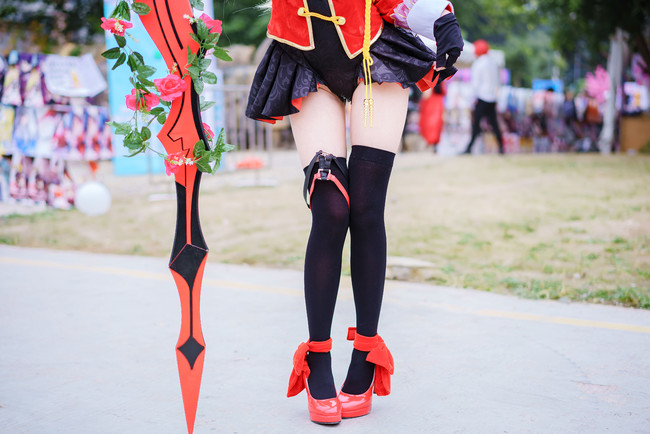 愤怒到炸家!曼联球迷群聚伍德沃德家扔烟花+烟雾弹-必一运动官网(图2) 必一运动官方网站